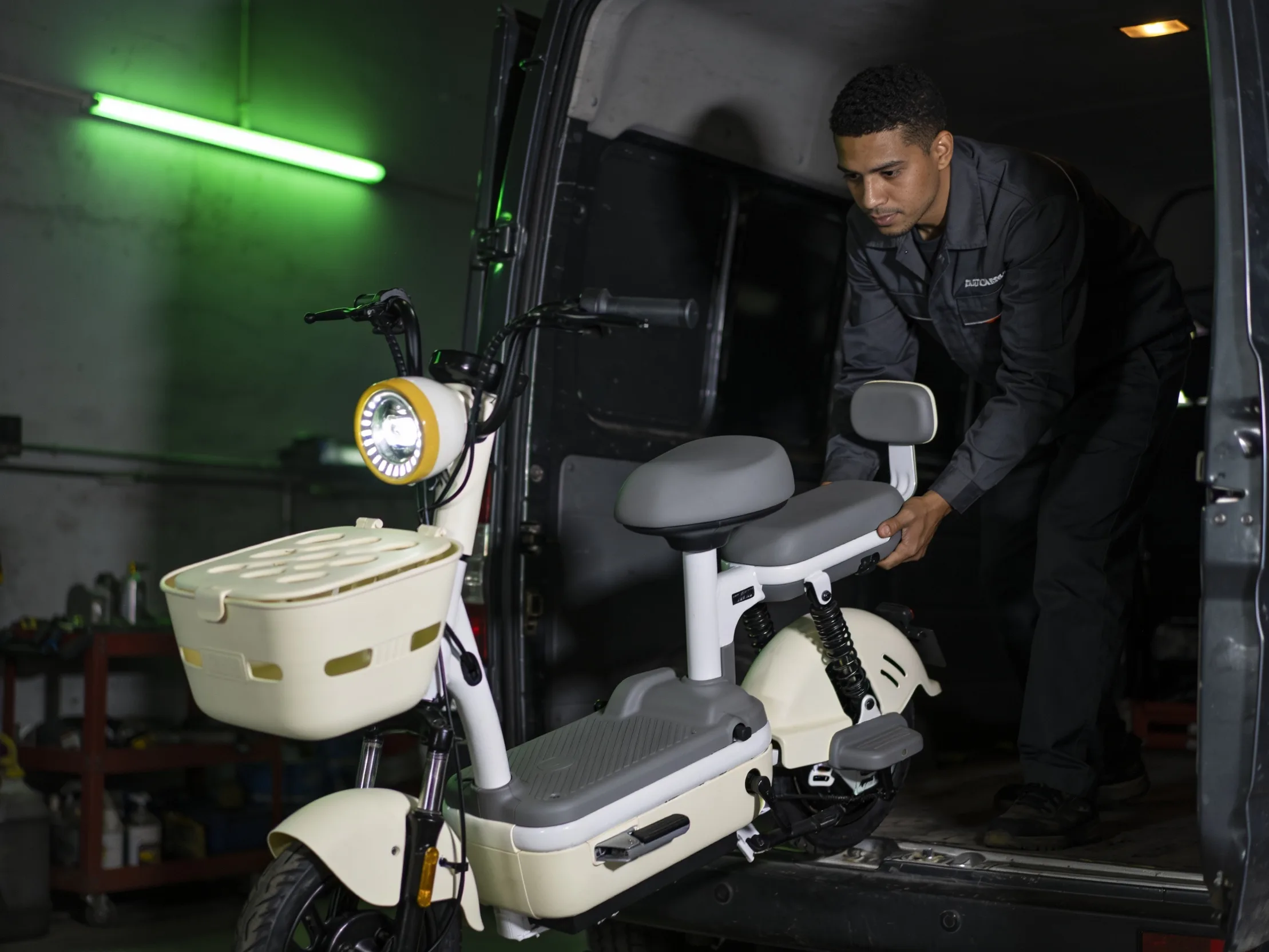 Técnico da Sal Infinity carregando bike elétrica na van do leva-e-traz